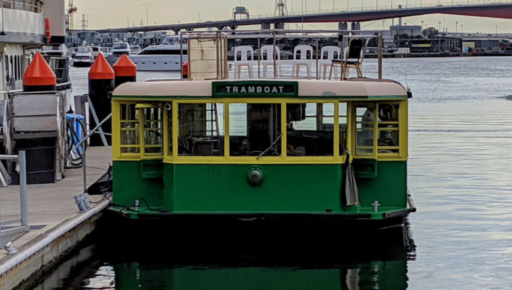 Tramboat in den Docklands von Melourne